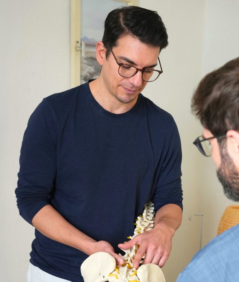 osteopath-zeigt-bandscheiben Osteopath erklärt Funktion der Bandscheiben in der Praxis für Osteopathie in Kassel Harleshausen.