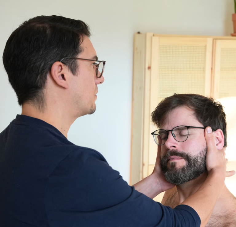 Mobilisation der Halswirbelsäule in der Praxis für Osteopathie in Kassel Harleshausen.