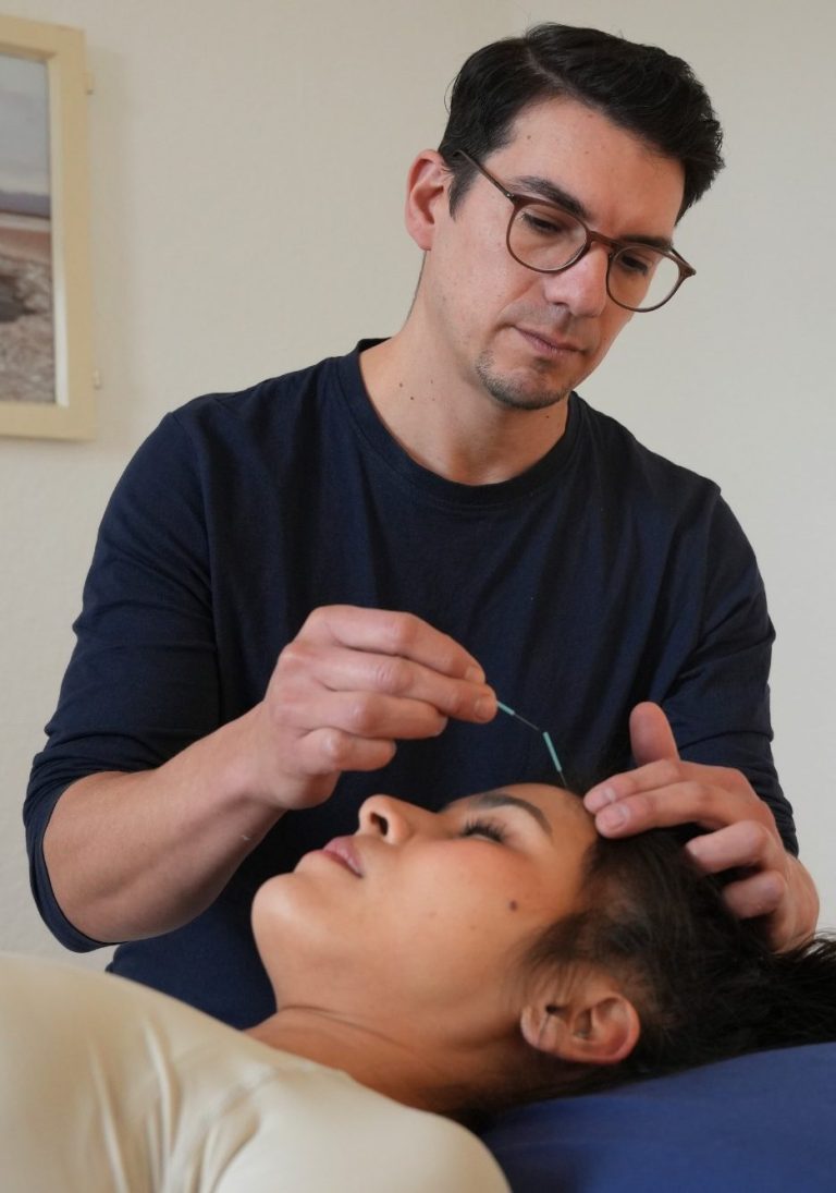 Akupunkturbehandlung am Kopf: Patientin erhält Schädelakupunktur in der Praxis Osteopathie Catalán.