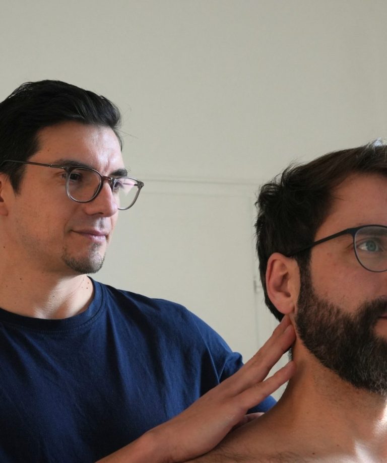 Osteopath untersucht Nacken des Patienten in der Praxis in Kassel Harleshausen.