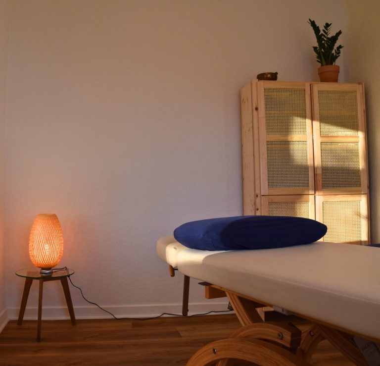 Behandlungsraum in der Praxis für Osteopathie und Akupunktur in Kassel Harleshausen.
