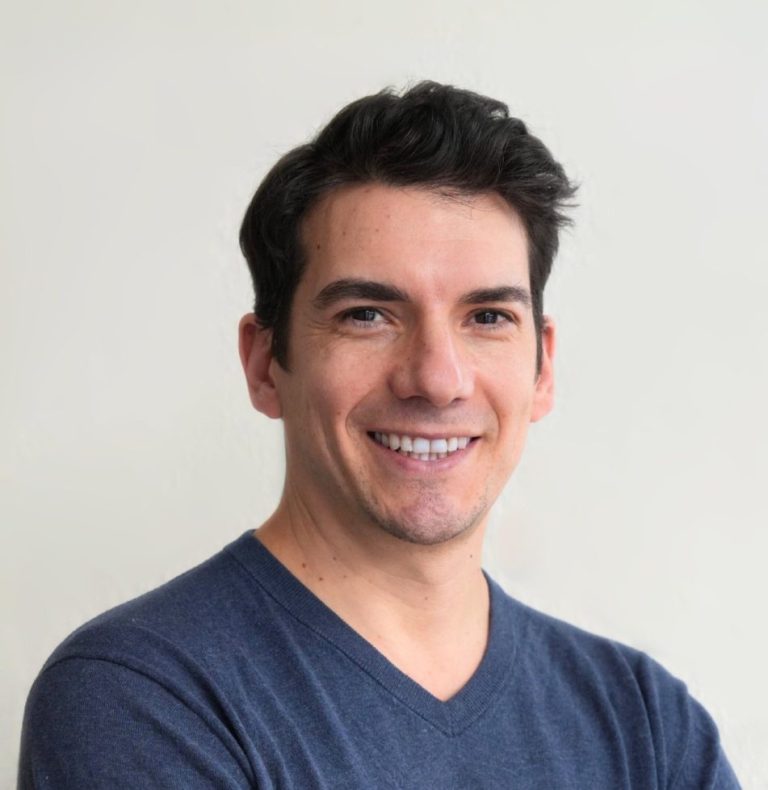 Porträtfoto von Osteopath Pablo Catalan Medina in der Praxis.