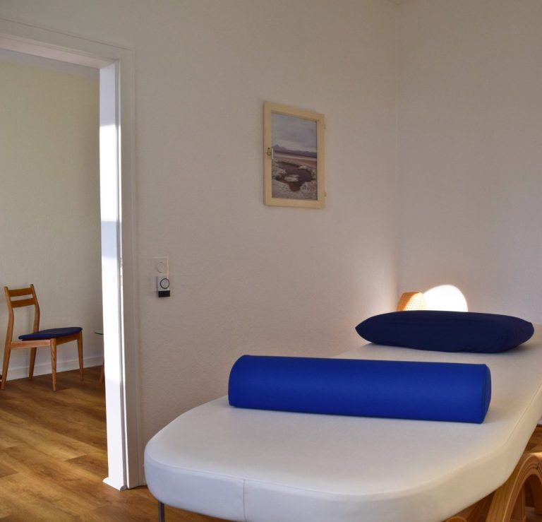 Behandlungsliege in der Praxis für Osteopathie und Akupunktur in Kassel Harleshausen.